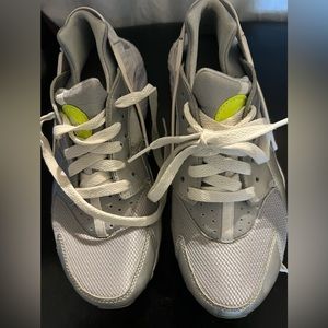 Used Nike Huarache sz 5.5 boys